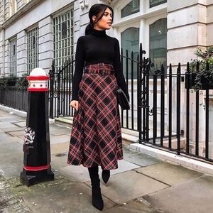 Zara Midi plaid skirt. Size medium. Never worn and in great condition!